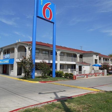 Motel 6 San Antonio-Splashtown エクステリア 写真